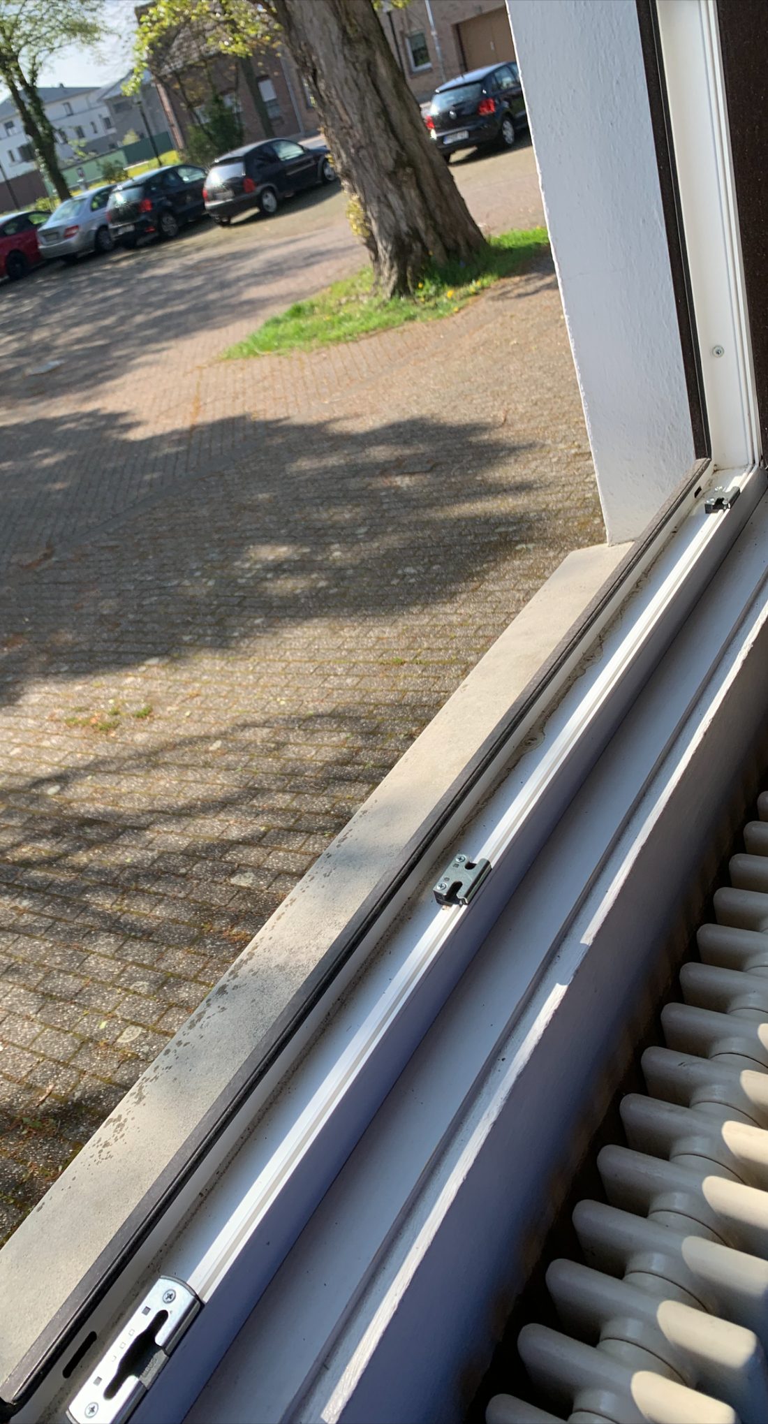 Fensterrahmen und Fensterbank vor der Reinigung