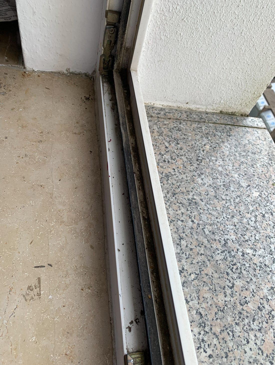 Fensterfalz vor der Reinigung